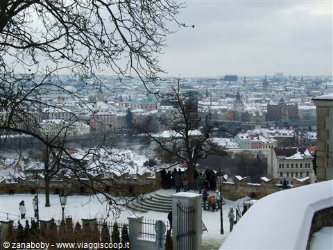 I tetti di Praga imbiancati dalla neve