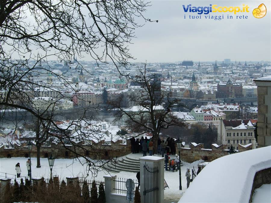 I tetti di Praga imbiancati dalla neve