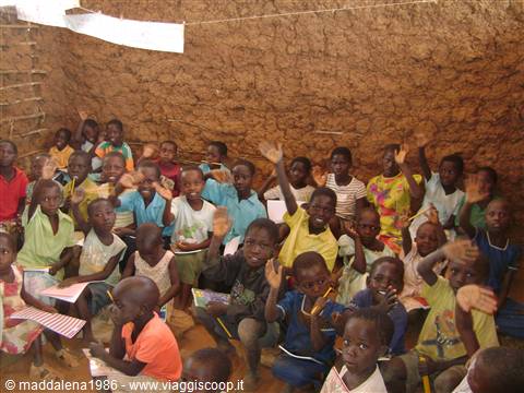 Bimbi di una scuola primaria vicina allo Tsavo est