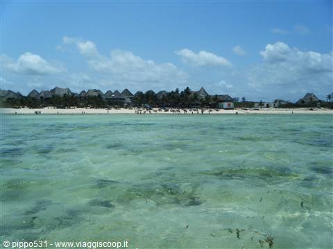 eden village visto dal mare in alta marea