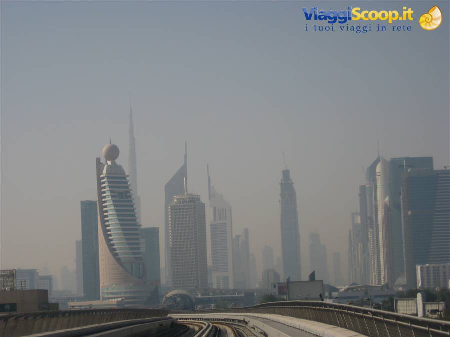 skyline di dubai dalla metropolitana