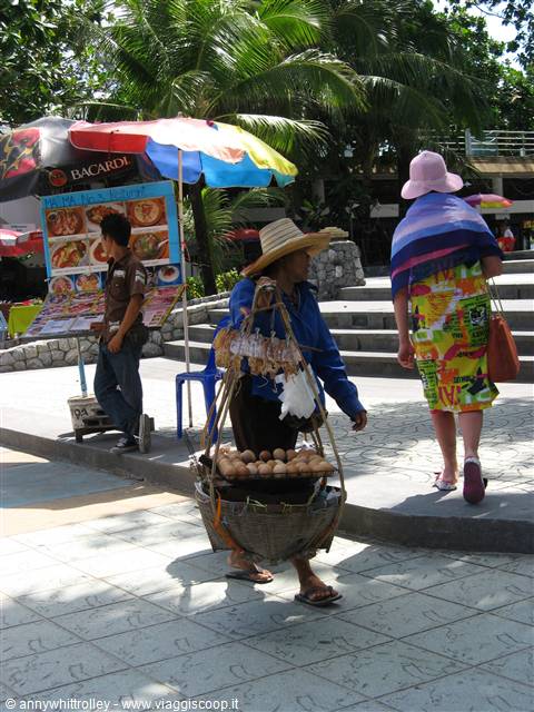 ambulante a Patong con uova sopra la brace..