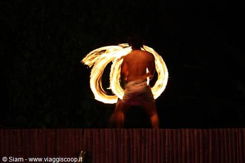 12/12/08 Phuket Stunt Show Giocoliere col fuoco