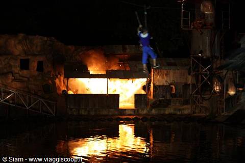 12/12/08 Phuket Stunt Show Finto incendio della locations