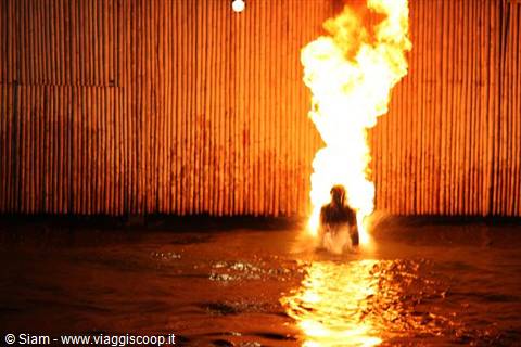 12/12/08 Phuket Stunt Show Uomo torcia verso l'acqua