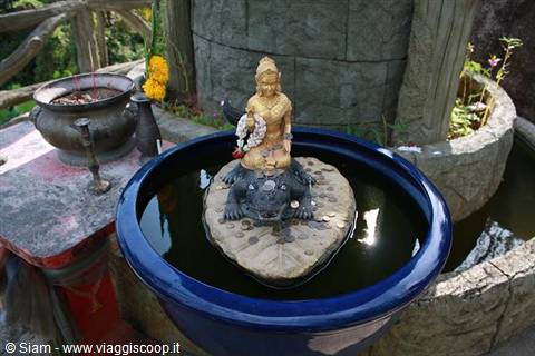 15/12/08 Grande Budda particolare di un tempietto sulla scalinata per arrivare al grande budda