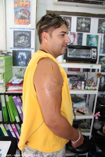 17/12/08 Tatuaggio, Il disegno del contorno sul braccio.