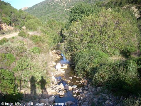 L'affluente del fiume in secca
