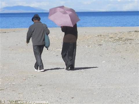 passeggiando lungo il lago