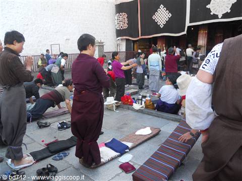 in preghiera al Jokhang