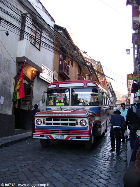 autobus colorato tra i vicoli della città vecchia