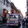 autobus colorato tra i vicoli della città vecchia BOLIVIA 