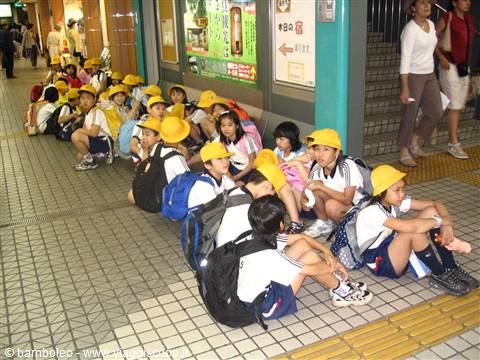 Bimbi alla stazione di Nara