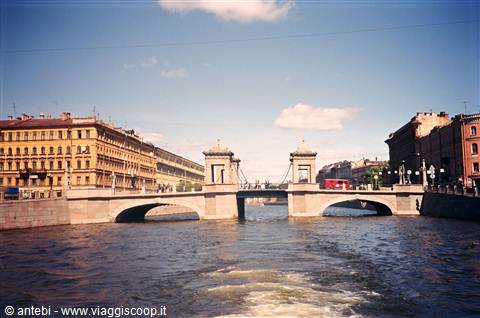 lungo il grande fiume di s. pietroburgo