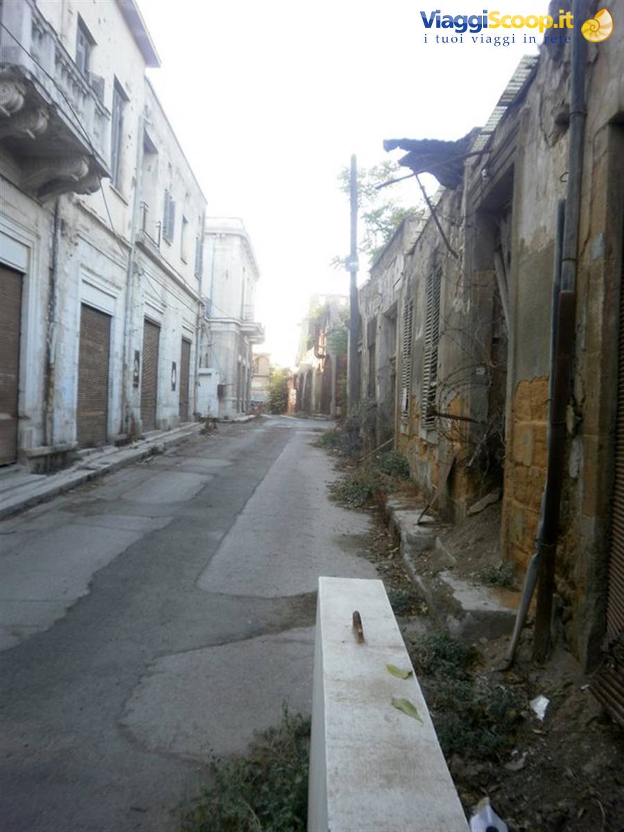 Nicosia parte greca, confine zona bombardata
