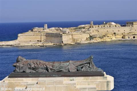veduta di Fort Ricasoli e monumento della seconda guarra mondiale