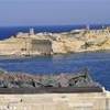 veduta di Fort Ricasoli e monumento della seconda guarra mondiale MALTA 