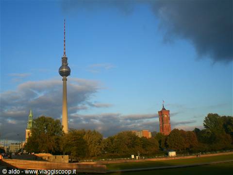 Rotes Rathaus, Torre TV e Chiesa