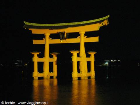 Miyashima - Il Torii di notte con l'alta marea