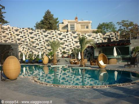 piscina hotel landmark ad amman