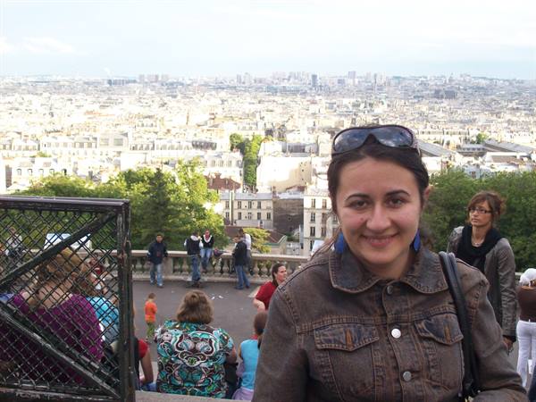 Rossana a Sacre coeur, la città sullo sfondo vista dall'alto