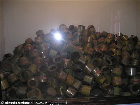 i barattoli di Zyklon B: 5-7 kg di gas erano sufficienti ad uccidere 1500 persone