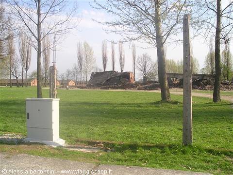 Rovine dei quattro crematori di Birkenau fatti saltare in aria dalle SS prima della ritirata