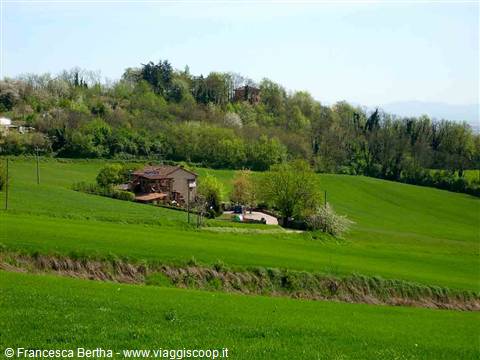 Veduta della Trattoria La Serignola e del paesaggio circostante
