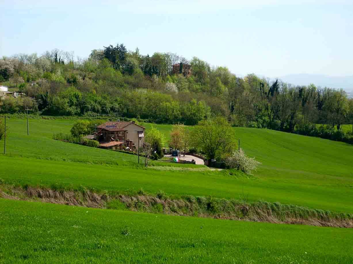 Veduta della Trattoria La Serignola e del paesaggio circostante