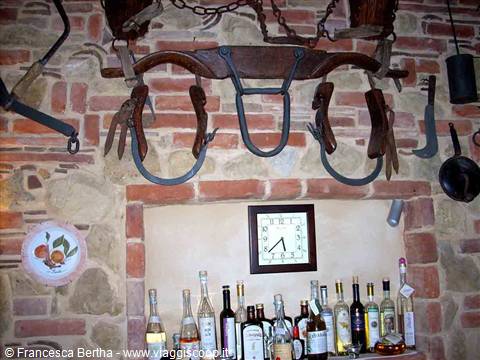 Antichi attrezzi contadini sui muri della Trattoria La Serignola