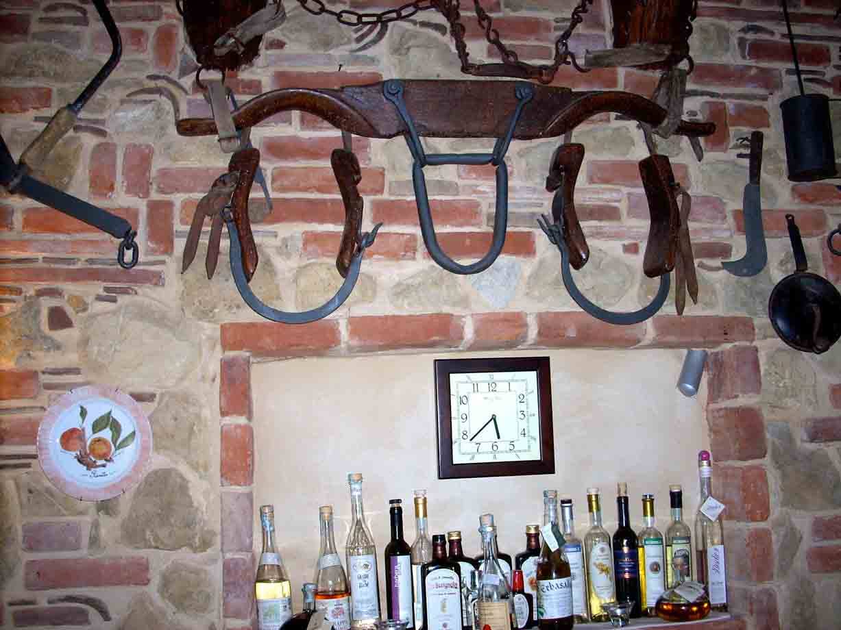 Antichi attrezzi contadini sui muri della Trattoria La Serignola