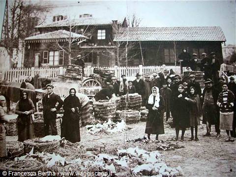 La piazza antistante il Ristorante della Stazione, in una foto storica