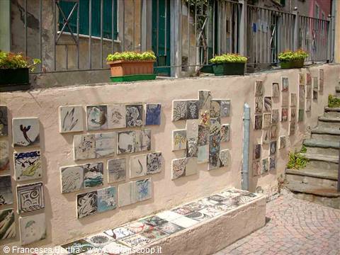 Un muretto decorato con piastrelle