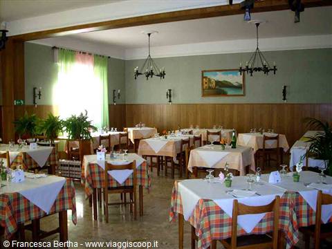 Nella sala del Ristorante Alpino di Osiglia