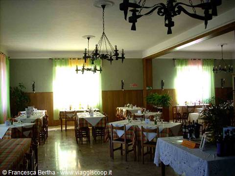 Nella sala del Ristorante Alpino di Osiglia