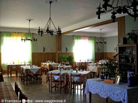 Nella sala del Ristorante Alpino di Osiglia