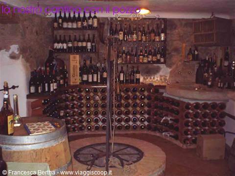 L'enoteca con l'antico pozzo presso la Trattoria Piemontese
