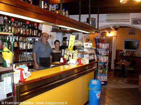 Il bar, con i titolari