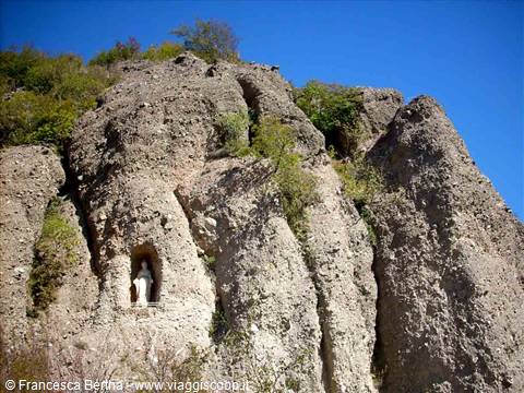 La roccia di fronte al Santuario di N.S. della Bastia, con la statua della Madonna