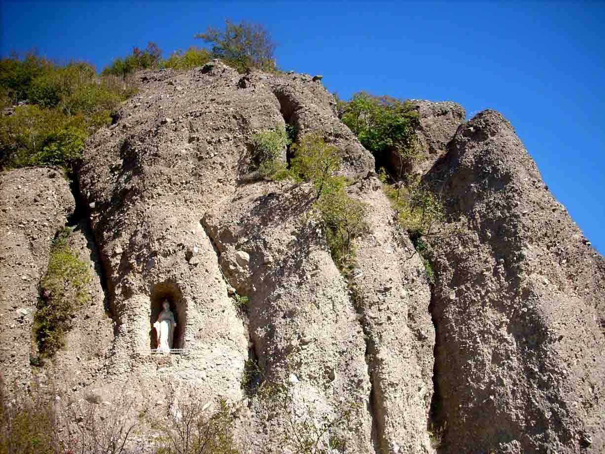 La roccia di fronte al Santuario di N.S. della Bastia, con la statua della Madonna
