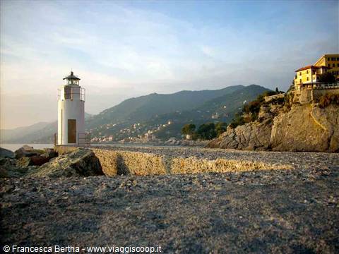 Un faro al tramonto