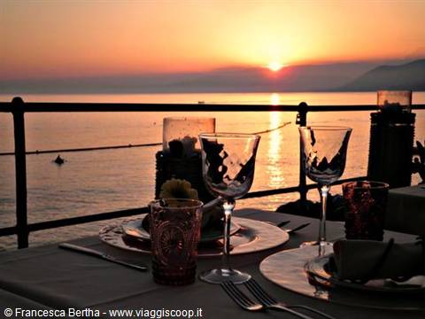 Un tramonto mozzafiato visto dai tavoli dell'Ostaia da 'O Sigù di Camogli