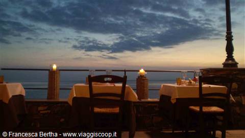 Il tramonto, visto dai tavoli dell'Ostaia da 'O Sigù