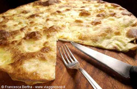 La mitica focaccia col formaggio di Recco
