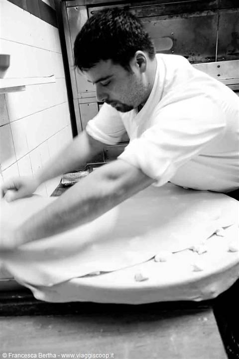 Preparazione della focaccia col formaggio