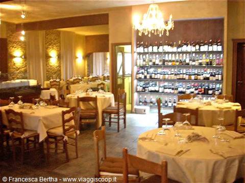 Nella sala dell'Osteria Pizzeria Per Bacco di La Morra