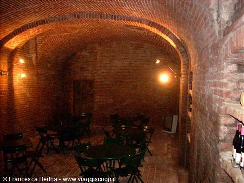 La suggestiva cantina della Locanda dell'Arzente