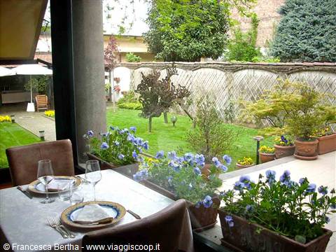 Tavoli vista giardino presso l'Hotel Ristorante Giardinetto