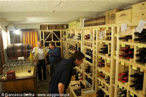 La fornitissima enoteca dell'Antica Trattoria della Posta