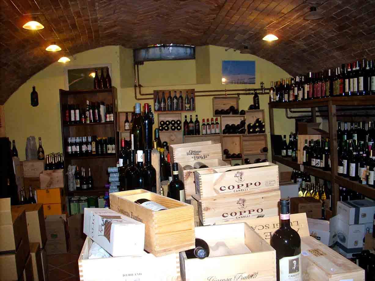 La fornitissima cantina dell'Enoteca Caffè Roma